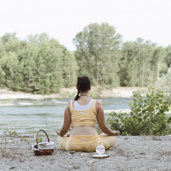 Camminata e yoga al fiume